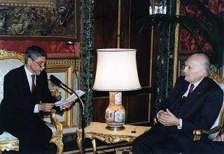 Il Presidente della Repubblica Oscar Luigi Scalfaro incontra Guido Columba, presidente dell'Unione Nazionale Cronisti Italiani, ed i vincitori e organizzatori del "Premio cronista" 1996