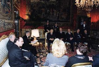 Il Presidente della Repubblica Oscar Luigi Scalfaro incontra Guido Columba, presidente dell'Unione Nazionale Cronisti Italiani, ed i vincitori e organizzatori del "Premio cronista" 1996