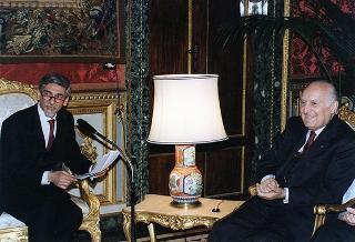 Il Presidente della Repubblica Oscar Luigi Scalfaro incontra Guido Columba, presidente dell'Unione Nazionale Cronisti Italiani, ed i vincitori e organizzatori del "Premio cronista" 1996