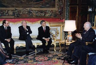 Il Presidente della Repubblica Oscar Luigi Scalfaro incontra Guido Columba, presidente dell'Unione Nazionale Cronisti Italiani, ed i vincitori e organizzatori del "Premio cronista" 1996