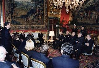 Il Presidente della Repubblica Oscar Luigi Scalfaro incontra Guido Columba, presidente dell'Unione Nazionale Cronisti Italiani, ed i vincitori e organizzatori del "Premio cronista" 1996