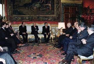Il Presidente della Repubblica Oscar Luigi Scalfaro incontra Guido Columba, presidente dell'Unione Nazionale Cronisti Italiani, ed i vincitori e organizzatori del "Premio cronista" 1996