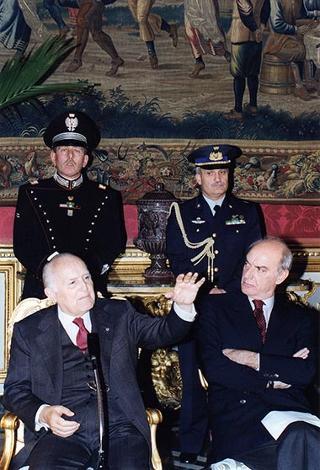 Il Presidente della Repubblica Oscar Luigi Scalfaro incontra Guido Columba, presidente dell'Unione Nazionale Cronisti Italiani, ed i vincitori e organizzatori del "Premio cronista" 1996
