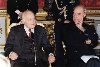 Il Presidente della Repubblica Oscar Luigi Scalfaro incontra Guido Columba, presidente dell'Unione Nazionale Cronisti Italiani, ed i vincitori e organizzatori del "Premio cronista" 1996
