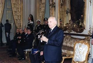 Il Presidente della Repubblica Oscar Luigi Scalfaro riceve in udienza l'avv. Filippo Lubrano, presidente del Consiglio dell'Ordine degli avvocati e procuratori di Roma, gli avvocati insigniti per la lunga attività professionale ed i magistrati di Cassazione con funzioni direttive recentemente collocati a riposo