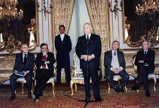 Il Presidente della Repubblica Oscar Luigi Scalfaro riceve in udienza l'avv. Filippo Lubrano, presidente del Consiglio dell'Ordine degli avvocati e procuratori di Roma, gli avvocati insigniti per la lunga attività professionale ed i magistrati di Cassazione con funzioni direttive recentemente collocati a riposo