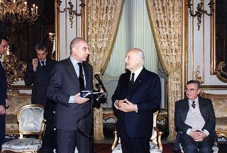Il Presidente della Repubblica Oscar Luigi Scalfaro riceve in udienza l'avv. Filippo Lubrano, presidente del Consiglio dell'Ordine degli avvocati e procuratori di Roma, gli avvocati insigniti per la lunga attività professionale ed i magistrati di Cassazione con funzioni direttive recentemente collocati a riposo
