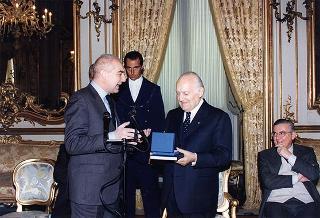Il Presidente della Repubblica Oscar Luigi Scalfaro riceve in udienza l'avv. Filippo Lubrano, presidente del Consiglio dell'Ordine degli avvocati e procuratori di Roma, gli avvocati insigniti per la lunga attività professionale ed i magistrati di Cassazione con funzioni direttive recentemente collocati a riposo