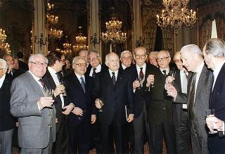 Il Presidente della Repubblica Oscar Luigi Scalfaro riceve in udienza l'avv. Filippo Lubrano, presidente del Consiglio dell'Ordine degli avvocati e procuratori di Roma, gli avvocati insigniti per la lunga attività professionale ed i magistrati di Cassazione con funzioni direttive recentemente collocati a riposo
