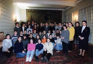 Il Presidente della Repubblica Oscar Luigi Scalfaro riceve in udienza una delegazione di studenti della Scuola media statale di Capannori (Lucca)