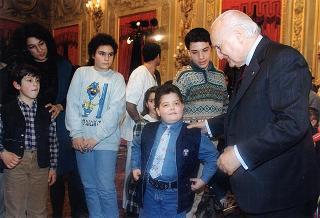 Il Presidente della Repubblica Oscar Luigi Scalfaro incontra un gruppo di ragazzi ospedalizzati, per una &quot;Festa di Carnevale&quot;