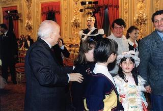Il Presidente della Repubblica Oscar Luigi Scalfaro incontra un gruppo di ragazzi ospedalizzati, per una &quot;Festa di Carnevale&quot;
