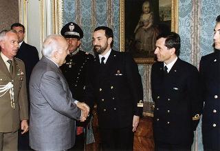 Il Presidente della Repubblica Oscar Luigi Scalfaro riceve la visita di una delegazione di allievi della Scuola allievi sottufficiali della Marina di Taranto, in servizio di guardia d'onore al Palazzo del Quirinale