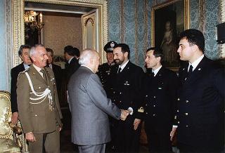 Il Presidente della Repubblica Oscar Luigi Scalfaro riceve la visita di una delegazione di allievi della Scuola allievi sottufficiali della Marina di Taranto, in servizio di guardia d'onore al Palazzo del Quirinale