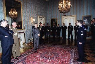 Il Presidente della Repubblica Oscar Luigi Scalfaro riceve la visita di una delegazione di allievi della Scuola allievi sottufficiali della Marina di Taranto, in servizio di guardia d'onore al Palazzo del Quirinale