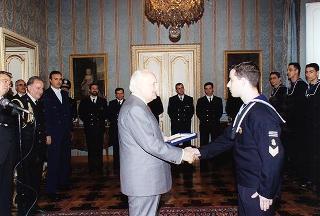 Il Presidente della Repubblica Oscar Luigi Scalfaro riceve la visita di una delegazione di allievi della Scuola allievi sottufficiali della Marina di Taranto, in servizio di guardia d'onore al Palazzo del Quirinale