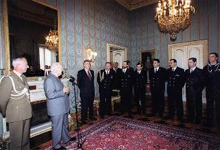 Il Presidente della Repubblica Oscar Luigi Scalfaro riceve la visita di una delegazione di allievi della Scuola allievi sottufficiali della Marina di Taranto, in servizio di guardia d'onore al Palazzo del Quirinale