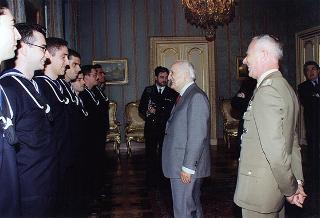 Il Presidente della Repubblica Oscar Luigi Scalfaro riceve la visita di una delegazione di allievi della Scuola allievi sottufficiali della Marina di Taranto, in servizio di guardia d'onore al Palazzo del Quirinale
