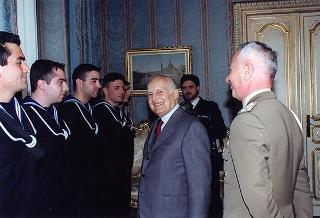 Il Presidente della Repubblica Oscar Luigi Scalfaro riceve la visita di una delegazione di allievi della Scuola allievi sottufficiali della Marina di Taranto, in servizio di guardia d'onore al Palazzo del Quirinale