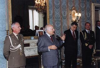 Il Presidente della Repubblica Oscar Luigi Scalfaro riceve la visita di una delegazione di allievi della Scuola allievi sottufficiali della Marina di Taranto, in servizio di guardia d'onore al Palazzo del Quirinale