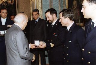 Il Presidente della Repubblica Oscar Luigi Scalfaro riceve la visita di una delegazione di allievi della Scuola allievi sottufficiali della Marina di Taranto, in servizio di guardia d'onore al Palazzo del Quirinale