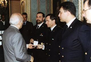 Il Presidente della Repubblica Oscar Luigi Scalfaro riceve la visita di una delegazione di allievi della Scuola allievi sottufficiali della Marina di Taranto, in servizio di guardia d'onore al Palazzo del Quirinale