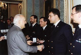Il Presidente della Repubblica Oscar Luigi Scalfaro riceve la visita di una delegazione di allievi della Scuola allievi sottufficiali della Marina di Taranto, in servizio di guardia d'onore al Palazzo del Quirinale