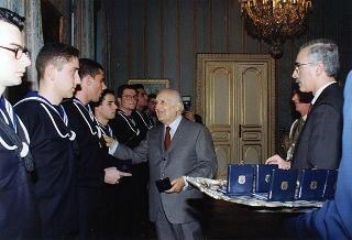 Il Presidente della Repubblica Oscar Luigi Scalfaro riceve la visita di una delegazione di allievi della Scuola allievi sottufficiali della Marina di Taranto, in servizio di guardia d'onore al Palazzo del Quirinale