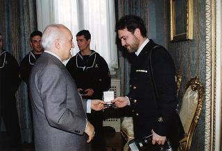 Il Presidente della Repubblica Oscar Luigi Scalfaro riceve la visita di una delegazione di allievi della Scuola allievi sottufficiali della Marina di Taranto, in servizio di guardia d'onore al Palazzo del Quirinale