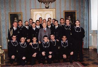 Il Presidente della Repubblica Oscar Luigi Scalfaro riceve la visita di una delegazione di allievi della Scuola allievi sottufficiali della Marina di Taranto, in servizio di guardia d'onore al Palazzo del Quirinale