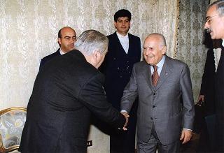 Il Presidente della Repubblica Oscar Luigi Scalfaro riceve in udienza l'avv. Vittorio Ciampi, direttore della rivista "Nuovo Mezzogiorno", con i promotori, le commissioni giudicatrici ed i vincitori della 18^ edizione dei Premi "Nuovo Mezzogiorno"