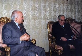 Il Presidente della Repubblica Oscar Luigi Scalfaro riceve in udienza l'avv. Vittorio Ciampi, direttore della rivista "Nuovo Mezzogiorno", con i promotori, le commissioni giudicatrici ed i vincitori della 18^ edizione dei Premi "Nuovo Mezzogiorno"