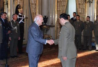 Il Presidente della Repubblica Oscar Luigi Scalfaro riceve la visita del Colonnello Giuliano Giglio, Comandante della Scuola Militare della Nunziatella, con una delegazione di allievi dell'Istituto