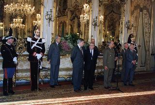 Il Presidente della Repubblica Oscar Luigi Scalfaro riceve la visita del Colonnello Giuliano Giglio, Comandante della Scuola Militare della Nunziatella, con una delegazione di allievi dell'Istituto