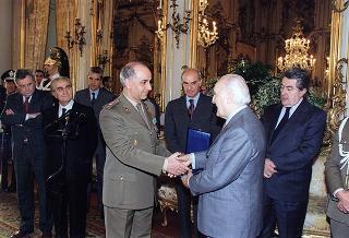 Il Presidente della Repubblica Oscar Luigi Scalfaro riceve la visita del Colonnello Giuliano Giglio, Comandante della Scuola Militare della Nunziatella, con una delegazione di allievi dell'Istituto