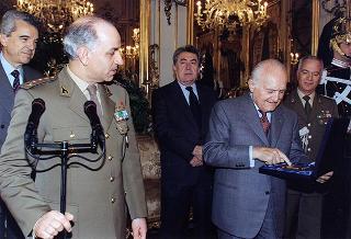 Il Presidente della Repubblica Oscar Luigi Scalfaro riceve la visita del Colonnello Giuliano Giglio, Comandante della Scuola Militare della Nunziatella, con una delegazione di allievi dell'Istituto