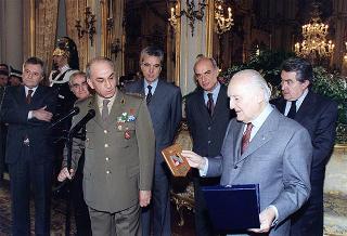 Il Presidente della Repubblica Oscar Luigi Scalfaro riceve la visita del Colonnello Giuliano Giglio, Comandante della Scuola Militare della Nunziatella, con una delegazione di allievi dell'Istituto