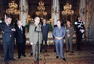 Il Presidente della Repubblica Oscar Luigi Scalfaro riceve la visita del Colonnello Giuliano Giglio, Comandante della Scuola Militare della Nunziatella, con una delegazione di allievi dell'Istituto