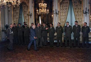 Il Presidente della Repubblica Oscar Luigi Scalfaro riceve la visita del Colonnello Giuliano Giglio, Comandante della Scuola Militare della Nunziatella, con una delegazione di allievi dell'Istituto