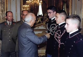 Il Presidente della Repubblica Oscar Luigi Scalfaro riceve la visita del Colonnello Giuliano Giglio, Comandante della Scuola Militare della Nunziatella, con una delegazione di allievi dell'Istituto