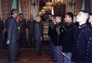 Il Presidente della Repubblica Oscar Luigi Scalfaro riceve la visita del Colonnello Giuliano Giglio, Comandante della Scuola Militare della Nunziatella, con una delegazione di allievi dell'Istituto