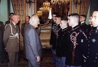 Il Presidente della Repubblica Oscar Luigi Scalfaro riceve la visita del Colonnello Giuliano Giglio, Comandante della Scuola Militare della Nunziatella, con una delegazione di allievi dell'Istituto