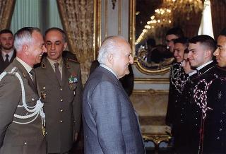 Il Presidente della Repubblica Oscar Luigi Scalfaro riceve la visita del Colonnello Giuliano Giglio, Comandante della Scuola Militare della Nunziatella, con una delegazione di allievi dell'Istituto
