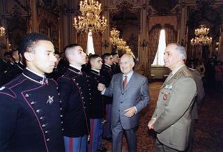 Il Presidente della Repubblica Oscar Luigi Scalfaro riceve la visita del Colonnello Giuliano Giglio, Comandante della Scuola Militare della Nunziatella, con una delegazione di allievi dell'Istituto