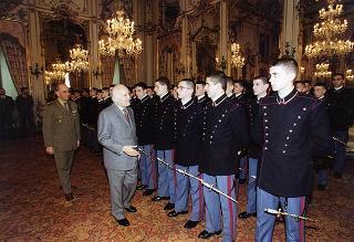 Il Presidente della Repubblica Oscar Luigi Scalfaro riceve la visita del Colonnello Giuliano Giglio, Comandante della Scuola Militare della Nunziatella, con una delegazione di allievi dell'Istituto