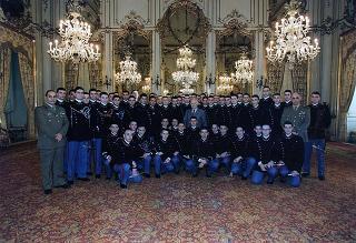 Il Presidente della Repubblica Oscar Luigi Scalfaro riceve la visita del Colonnello Giuliano Giglio, Comandante della Scuola Militare della Nunziatella, con una delegazione di allievi dell'Istituto