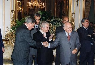 Il Presidente della Repubblica Oscar Luigi Scalfaro riceve la visita del Colonnello Giuliano Giglio, Comandante della Scuola Militare della Nunziatella, con una delegazione di allievi dell'Istituto