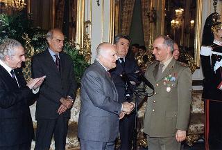Il Presidente della Repubblica Oscar Luigi Scalfaro riceve la visita del Colonnello Giuliano Giglio, Comandante della Scuola Militare della Nunziatella, con una delegazione di allievi dell'Istituto