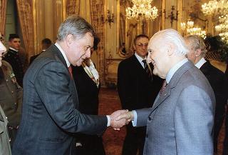 Il Presidente della Repubblica Oscar Luigi Scalfaro riceve la visita del Colonnello Giuliano Giglio, Comandante della Scuola Militare della Nunziatella, con una delegazione di allievi dell'Istituto