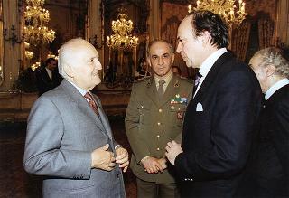 Il Presidente della Repubblica Oscar Luigi Scalfaro riceve la visita del Colonnello Giuliano Giglio, Comandante della Scuola Militare della Nunziatella, con una delegazione di allievi dell'Istituto